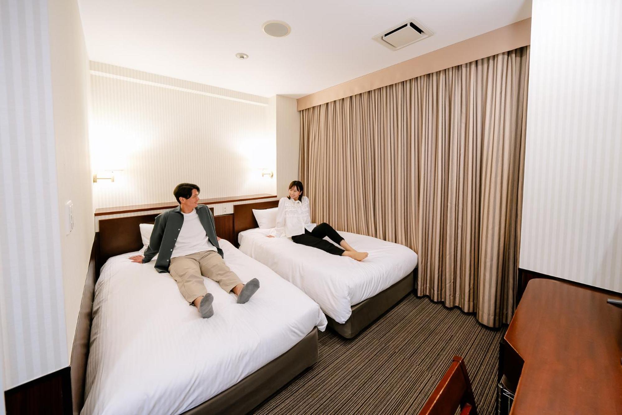 Hotel Hillarys Осака Екстериор снимка
