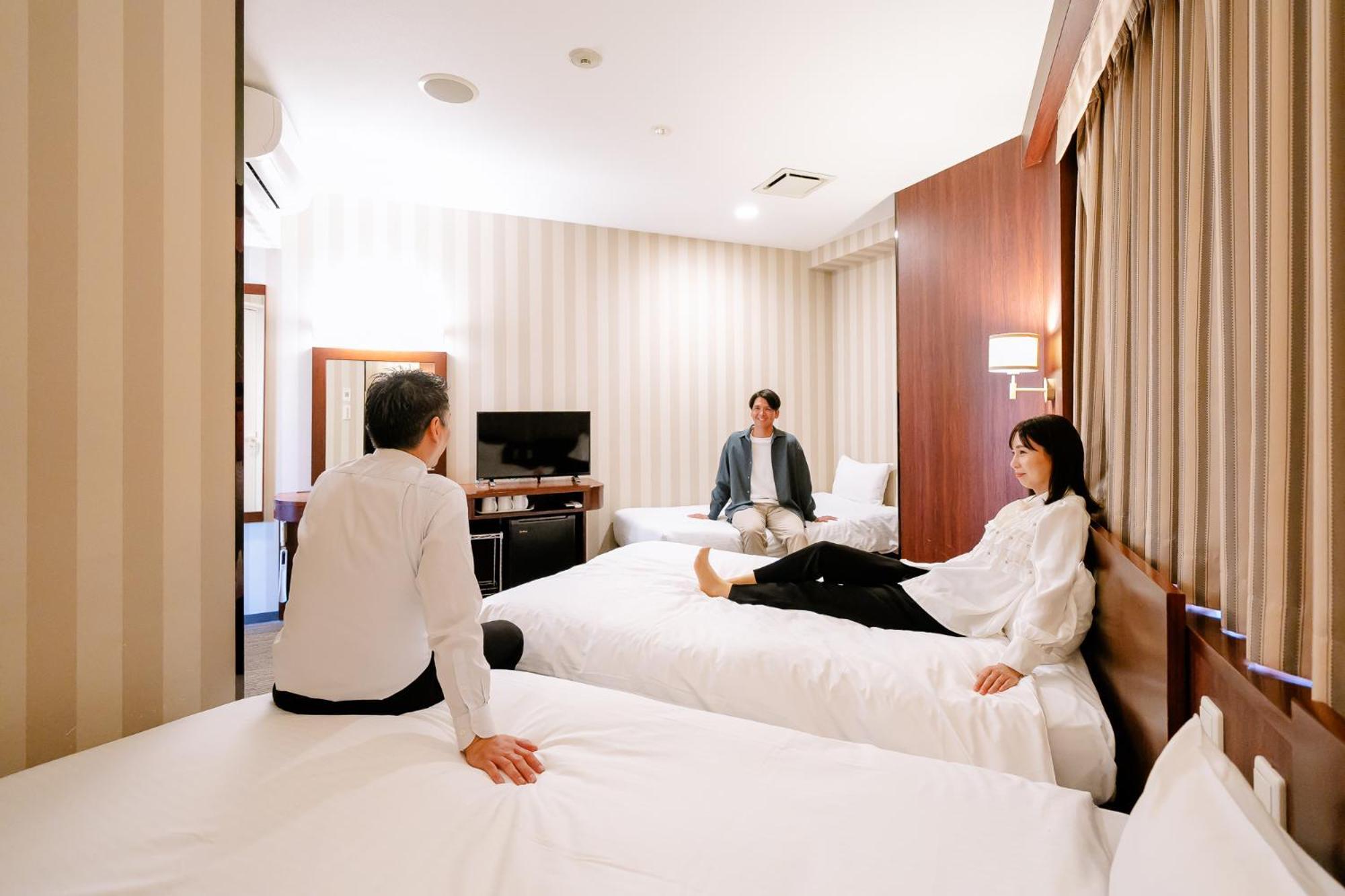 Hotel Hillarys Осака Екстериор снимка